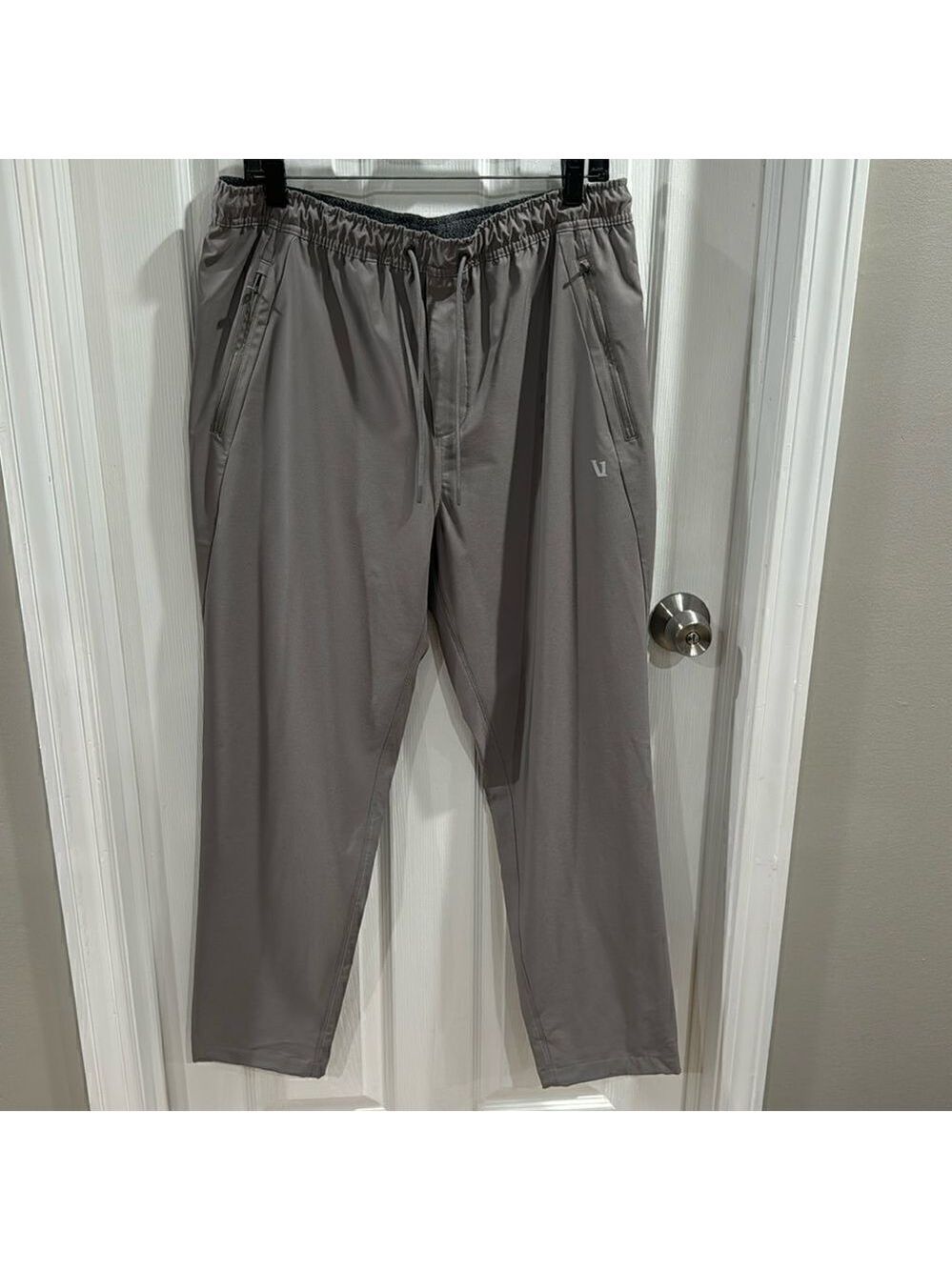 VUORI TRAIN TECH PANTS. SHIITAKE